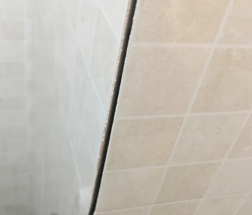 平定瓷砖空鼓维修公司分享阳台瓷砖脱落的修复过程可以分为以下几个步骤