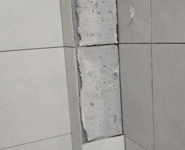 平定瓷砖空鼓维修公司分享下瓷砖施工前基层浇水润湿程度不足，可能导致以下问题