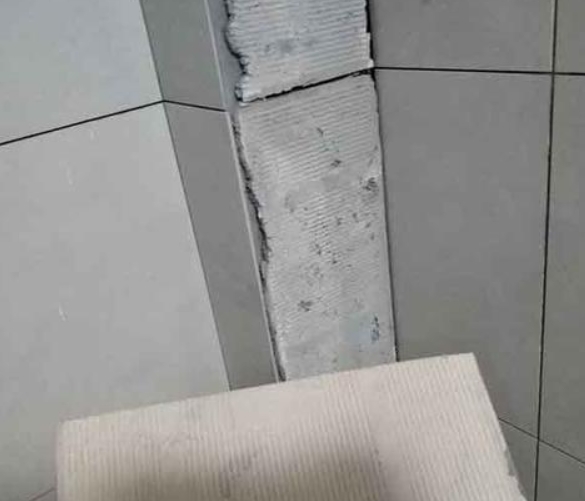 平定瓷砖空鼓维修公司分享下厨房瓷砖脱落的补救措施。